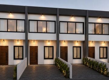 wd7xv2q2ytcynda3zmrkn2rk_md · Sobrado Geminado com 75 m²,  2 quartos, 1 vaga e 3.8m de abertura.