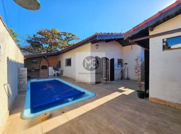 Casa · 138m² · 3 Quartos · 3 Vagas · Casa muito bem localizada de 3 dormitórios com edicula e piscina 600 m da praia