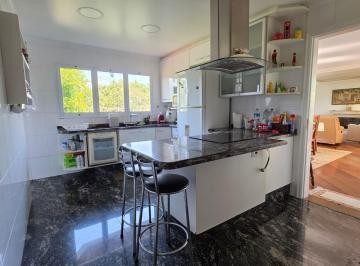 5c7a50ae-9c76-4bb2-a0f8-9d97b531e471 · Espetacular casa em condomínio para venda com 4 quartos, sendo 2 suítes, 251m²