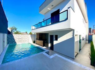Casa · 210m² · 4 Quartos · 4 Vagas · Casa com 4 quartos sendo 3 suítes e piscina em Peruíbe
