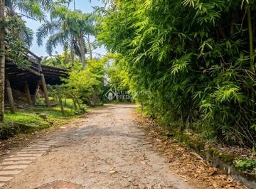 Terreno · 747m² · Terreno Raro com Matrícula na Praia do Rosa - 746m² Alto e Bem Localizado