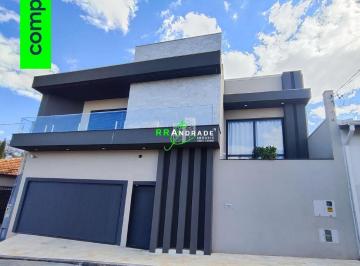 Casa · 200m² · 4 Quartos · 2 Vagas · Sobrado para venda em Centro de 200.00m² com 4 Quartos, 1 Suite e 2 Garagens