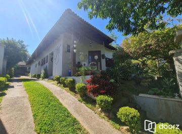 Casa · 136m² · 2 Quartos · 4 Vagas · Casa em lindo terreno alto ao nível da rua medindo 10 × 32 onde consta uma resid