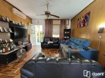 Casa · 140m² · 3 Quartos · 2 Vagas · Casa térrea com garagem no subsolo e anexo
