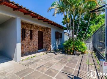 Casa · 103m² · 3 Quartos · 4 Vagas · Casa com 3 quartos, 4 vagas e amplo pátio no Bairro Sarandí