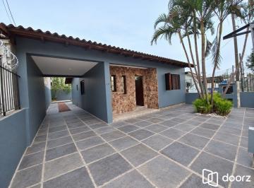 Casa · 103m² · 3 Quartos · 4 Vagas · Casa com 3 quartos, 4 vagas e amplo pátio no Bairro Sarandí
