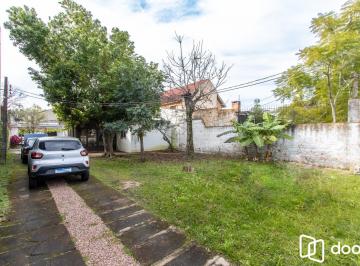 Casa · 100m² · 3 Quartos · 4 Vagas · Terreno medindo 11 X 39,66 com 2 casas de alvenaria - Bairro Guarujá