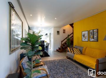 Casa · 115m² · 2 Quartos · 2 Vagas · Sobrado com 2 dormitórios, sendo 1 ampla suíte com banheira de hidromassagem, 2