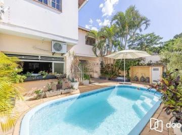 Casa · 160m² · 3 Quartos · 2 Vagas · Casa térrea, 160 m² privativos, patio com piscina, no Bairro São Sebastião.