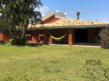 Casa · 210m² · 4 Quartos · 3 Vagas · Espaçosa e acolhedora residência numas das esquinas em  charmosa rua de Atlântid