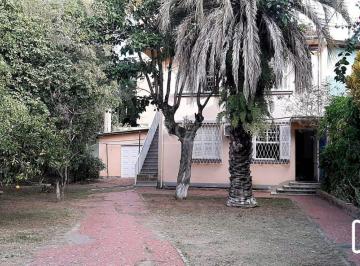 Casa · 200m² · 6 Quartos · 6 Vagas · CASA EM 2 TERRENOS NO BAIRRO MEDIANEIRA