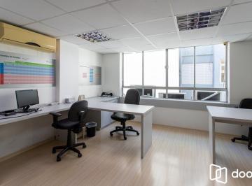 Comercial · 69m² · 6 Quartos · Andar inteiro mobiliado com 215 m² para até 60 pessoas
