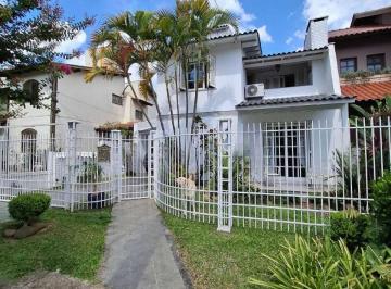 Casa · 252m² · 4 Quartos · 5 Vagas · Casa em Porto Alegre, no bairro Ipanema, com 3 dormitório(s), e 3 banheiros, à v
