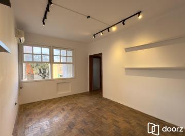 Living · Apartamento reformado de 68m², 2 dormitórios no bairro Praia de Belas