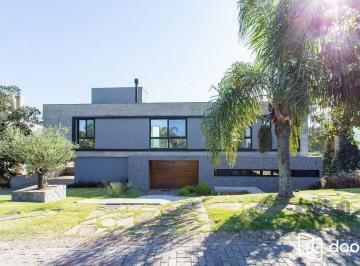 Casa · 443m² · 4 Quartos · 4 Vagas · Casa à venda - em Teresópolis