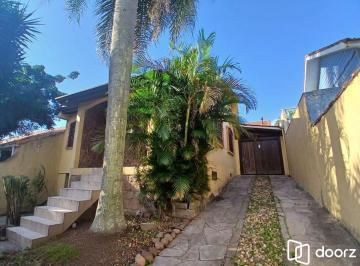 Casa · 235m² · 3 Quartos · 4 Vagas · Casa de 3 dormitórios, piscina e 4 vagas de garagem em Canoas.