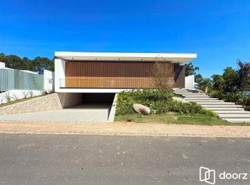 Casa · 434m² · 4 Quartos · 6 Vagas · A casa conta com 434m2 de área construída, mas com um aproveitamento total dos 1