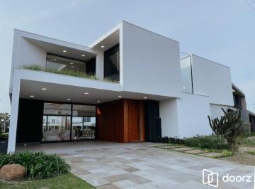 Casa · 434m² · 6 Quartos · 2 Vagas · MAGNÍFICA MANSÃO A BEIRA LAGO NO COND. ENSEADA - 6 SUÍTES, 8 BANHEIROS E 2 VAGAS
