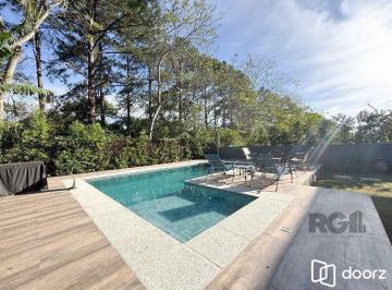 Casa · 233m² · 3 Quartos · 2 Vagas · Casa em condomínio com pátio, piscina, 3 suítes e 2 vagas