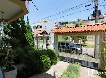 Casa · 206m² · 3 Quartos · 2 Vagas · Casa de 3 dormitórios com 205m² à Venda no Bairro Hípica