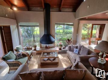 Casa · 471m² · 5 Quartos · 2 Vagas · Casa em XANGRI-LÁ com 5 dorm. 3 suítes, piscina aquecida e 471 m², 400 m. mar.