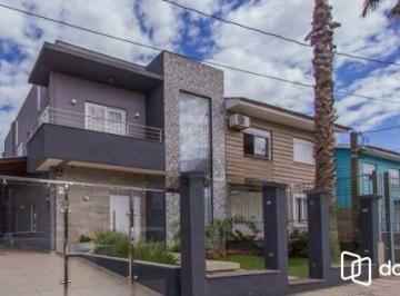 Casa · 185m² · 3 Quartos · 3 Vagas · Não deixe de conhecer esta preciosidade na Lomba do Pinheiro