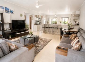 Living-amplo · Casa Espaçosa com Pátio e 4 Vagas no Partenon.