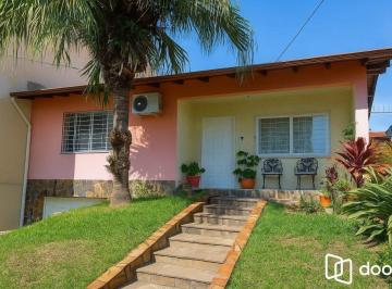 Casa · 150m² · 3 Quartos · 2 Vagas · Casa de 3 Quartos e 2 Vagas de garagem em Cachoeirinha.