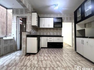 Cozinha com armários · Apartamento à venda | 2 dormitórios | 77 m² privativos | Bom Fim | Em frente à R