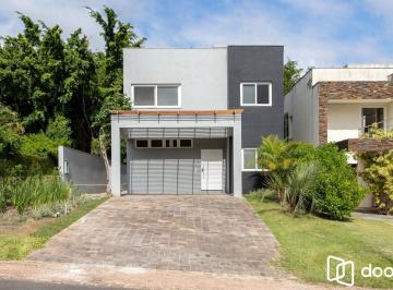 Casa · 300m² · 4 Quartos · 2 Vagas · Casa em condomínio no Terra Ville .Esta casa de alto padrão, dispõe de 4 suítes