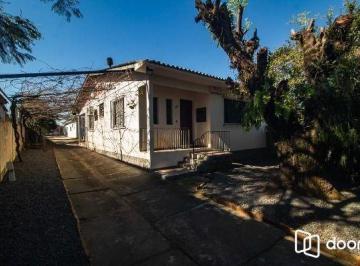 .jpg+2025-03-04 · Casa em Porto Alegre, no bairro Vila Nova, com 6 dormitório(s), e 6 banheiros, à