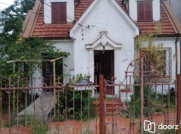 Casa · 201m² · 4 Quartos · 2 Vagas · Casa de 4 dormitórios na Av. Teresópolis bairro Teresópolis
