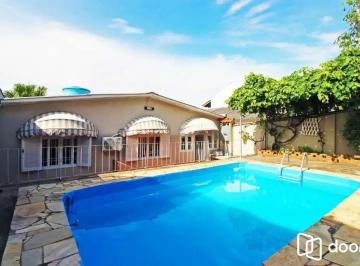 Casa · 182m² · 3 Quartos · 2 Vagas · Sobrado com suíte, piscina e espaço gourmet no Jardim Sabará