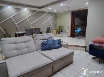 .jpg+2025-03-04 · Casa em Porto Alegre, no bairro Vila Nova, com 4 dormitório(s), e 4 banheiros, à