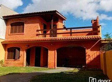 Casa · 250m² · 3 Quartos · 2 Vagas · Casa com 3 quartos, 3 banheiros, churrasqueira no bairro Jardim São Pedro.