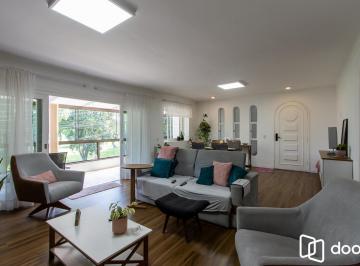 Casa · 238m² · 3 Quartos · 2 Vagas · Linda casa totalmente reformada, 3 quartos (1 suite), 2 vagas cobertas - Bairro