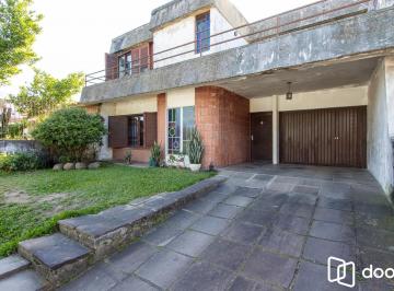 Casa · 216m² · 4 Quartos · Excelente localização