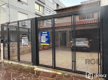 Casa · 237m² · 3 Quartos · 4 Vagas · Casa de três quartos, suíte e quatro vagas de garagem no bairro Menino Deus em P