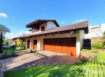 Casa · 300m² · 3 Quartos · 5 Vagas · Excelente casa de 300m² com 03 dormitórios sendo 02 suítes.
