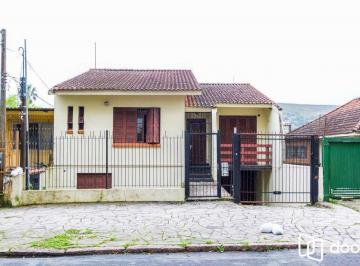 Casa · 150m² · 4 Quartos · 5 Vagas · Casa com entradas independentes em Teresópolis: oportunidade para investimento e