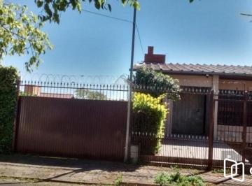 Casa · 321m² · 3 Quartos · 3 Vagas · Casa com 3 dormitórios e amplo pátio com grama.