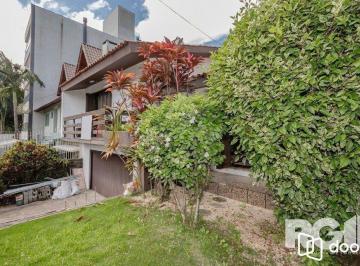 Casa · 240m² · 4 Quartos · 3 Vagas · Casa com 4 dormitórios suite, e amplo patio - Jardim Planalto em frente a praça