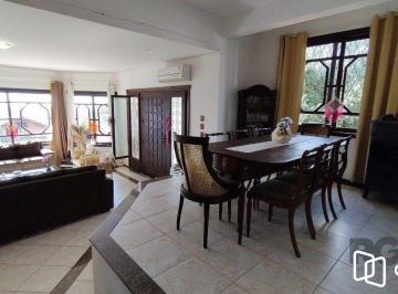 Casa · 237m² · 5 Quartos · 3 Vagas · Sobrado, 5 quartos, 2 suites, pátio, 3 vagas - Bairro Vila Nova