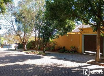 Casa · 123m² · 2 Quartos · 2 Vagas · Casa em condomínio com piscina e 2 vagas