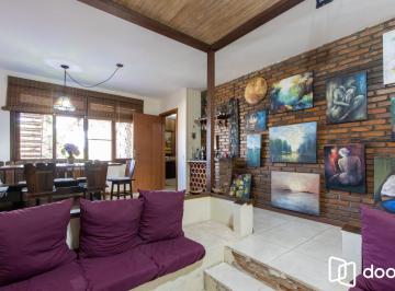 Casa · 370m² · 5 Quartos · 4 Vagas · Casa de Alvenaria, possui 3 dormitórios, uma suíte, hall de entrada, lavabo,  li