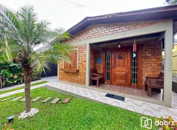 Casa · 109m² · 2 Quartos · 3 Vagas · Casa de alvenaria toda reformada e mobiliada no bairro Lami
