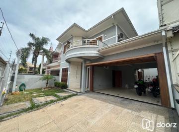 Casa · 180m² · 4 Quartos · 4 Vagas · Casa Alto Padrão Mobiliada com Jacuzie Suíte Master