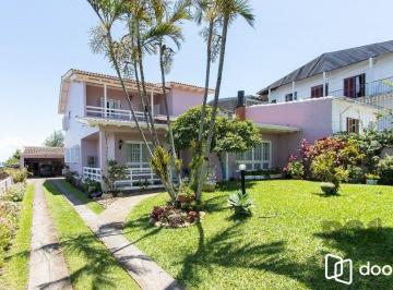 Casa · 284m² · 4 Quartos · 5 Vagas · Casa com 4 quartos, suíte, churrasqueira, lareira, garagem coberta e lindo jardi