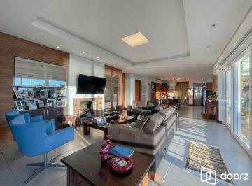 Casa · 339m² · 4 Quartos · 4 Vagas · Casa com 4 quartos e 339m² à venda em Santa Tereza, Porto Alegre.