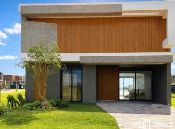 Casa · 260m² · 5 Quartos · 2 Vagas · Viva a Experiência do Alto Padrão Pronto para Morar: Casa Contemporânea com 5 Su